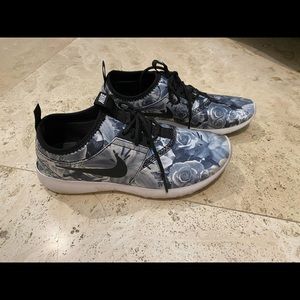 Nike floral sneaks